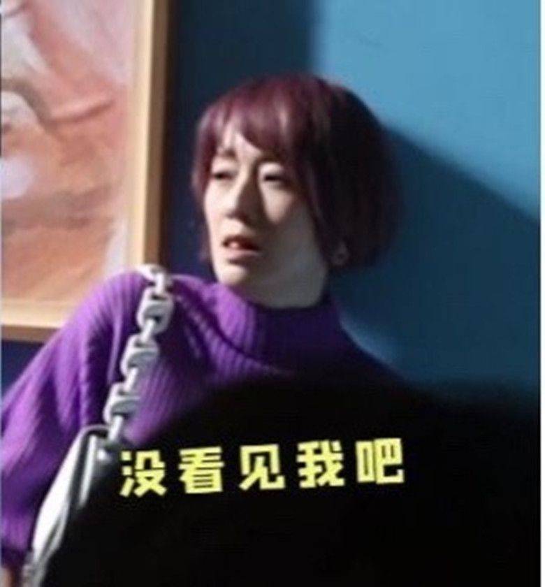 染红 马伊琍不修图脸部凹陷，本来就45岁再染红发，更像大婶了！