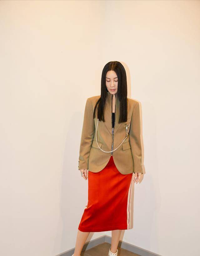 感觉 那英原来这么会穿，孔雀蓝西服套装穿成女强人，哪里像年过半百