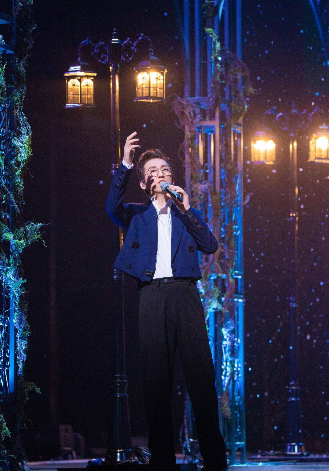 言承旭,张云龙合作带来《偶然》舞台,而林志炫在表演时依旧是站桩唱歌