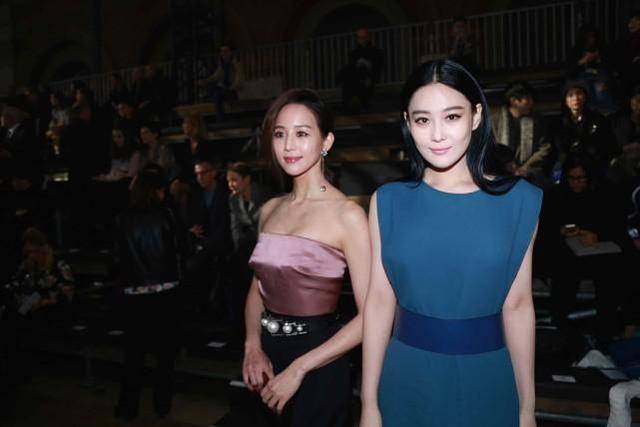 女子 长发的张馨予也挺霸气，穿长裙侧边开叉，坐着都看不出腰腹赘肉