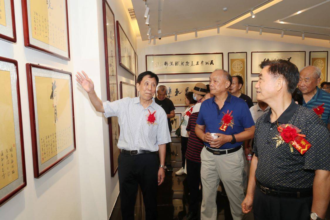 封面|情寄古城襄阳·墨韵汉江封面——梁发国2021书法作品展开幕