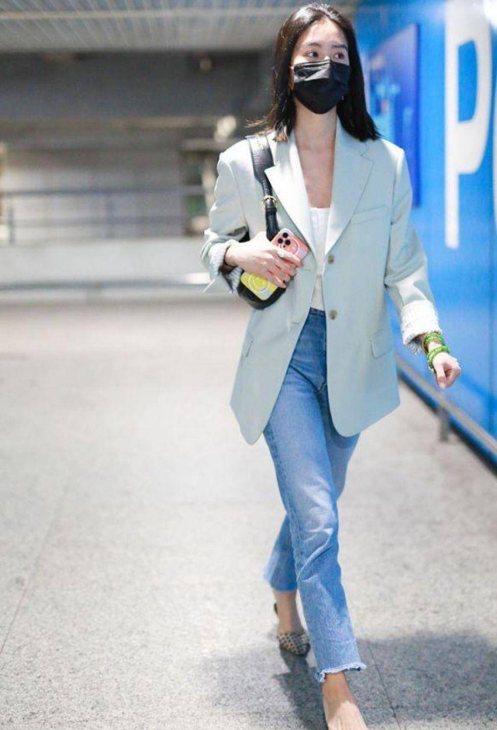 显得 杨采钰素颜装出现机场，穿浅绿色西服显少女，对肤色自信十足