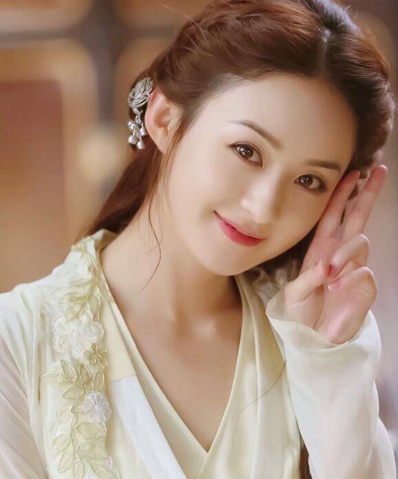 贾静雯 美人一袭黄衣,本以为赵丽颖、林心如够美,看到贾静雯:惊为天人