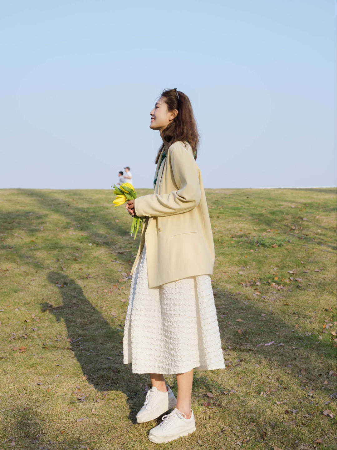 裙子 秋天,穿“小白裙”高级又清新,搭配西装外套干练洒脱,温柔时髦