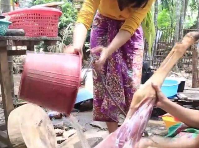 柬埔寨妹子胃口真大，30斤牛大腿烤来吃，简直太过瘾了