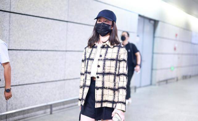 条纹 杨采钰真懂经典的美感，格纹条纹穿出轻奢感，气质高级又文艺