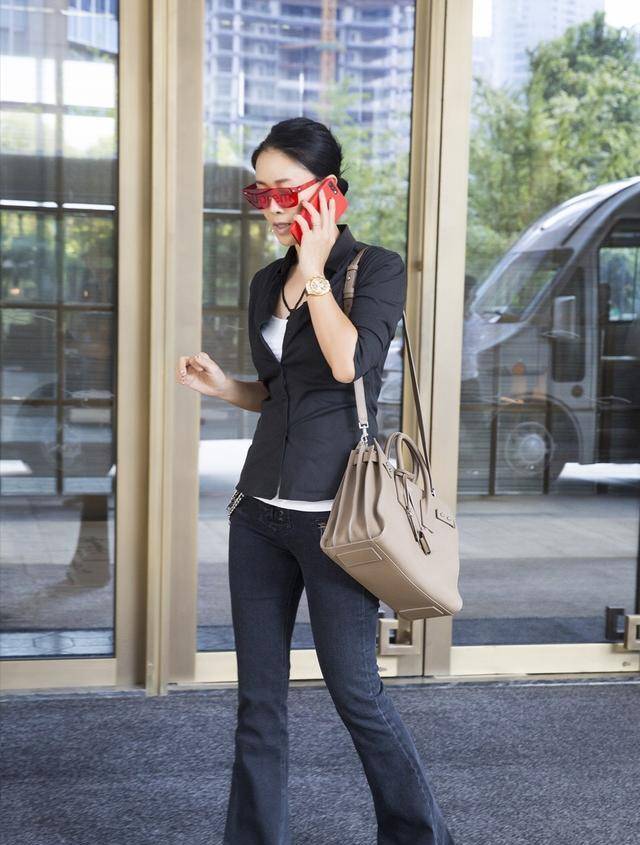 感觉 那英原来这么会穿，孔雀蓝西服套装穿成女强人，哪里像年过半百