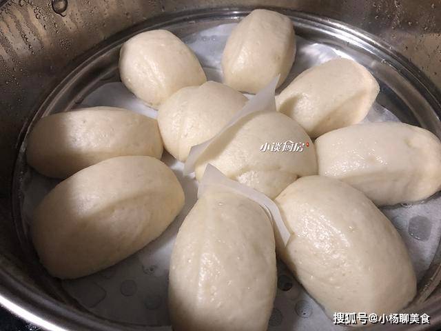 美食|蒸馒头时,别只会加酵母,学会这几个技巧,蒸出来像面包一样柔软
