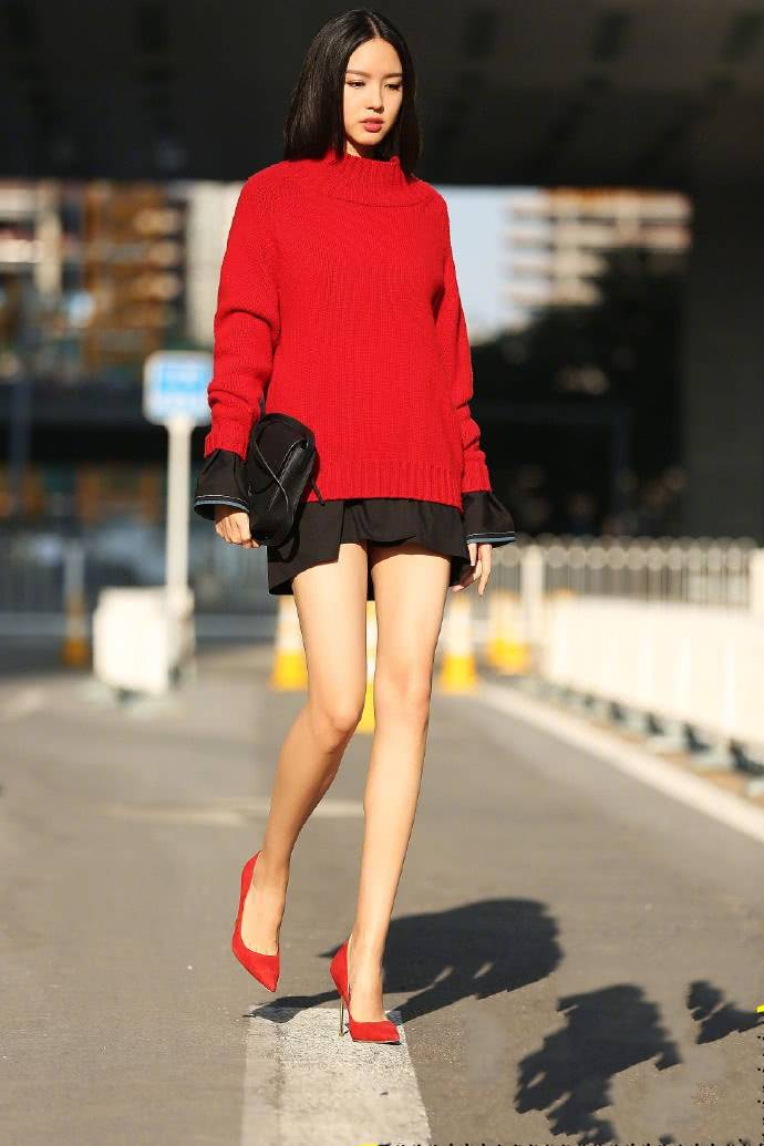 张梓琳 张梓琳真敢尝试,两根线的裙子也敢穿出场,不想却老态尽显!