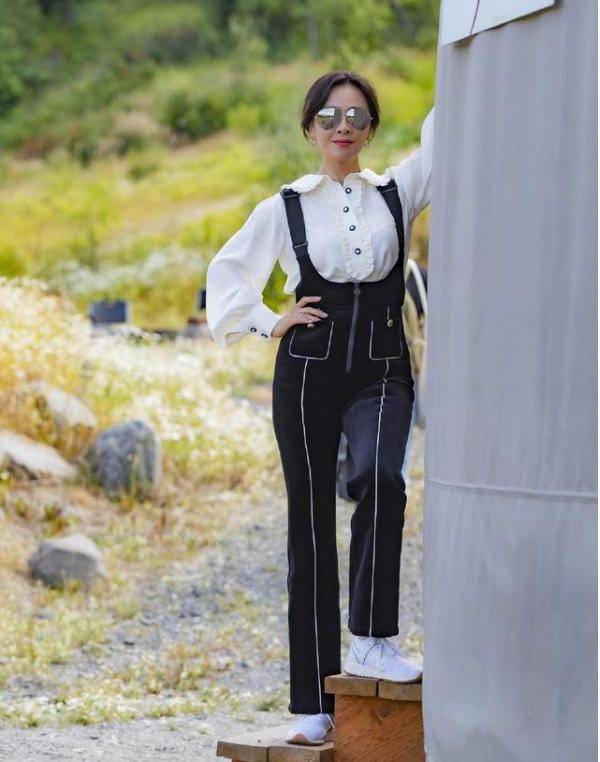 设计 刘嘉玲气场太强！减龄背带裤也穿出霸总范儿，时尚霸气太有格调