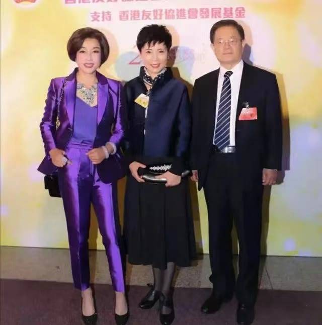 西装 刘晓庆越老越“招摇”，一身亮紫色西装华丽高级，气场确实挺强大