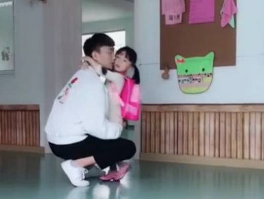 摸头杀|哥哥接妹妹放学迟到了，妹妹边等边哭，哥哥接下来的动作好温馨