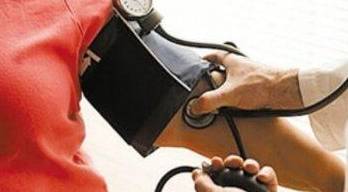 肾脏|高血压的4大危害，严重者可能失明，常吃三种食物比降压药更管用