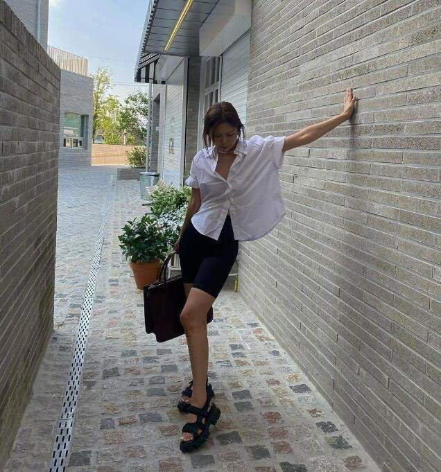 gemjem韩国ins街头时尚搭配博主 gemjem 轻松慵懒的韩式辣妹感觉