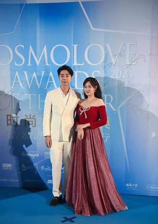 偶像 袁成杰夫妇罕见走机场，他打扮精致偶像包袱重，妻子穿睡衣太真实