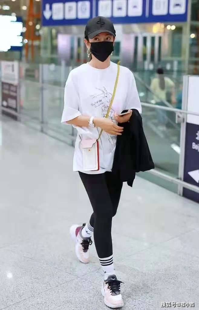 身材 李冰冰真会“扮嫩”，穿T恤配牛仔裤走机场，哪像奔五的年纪？