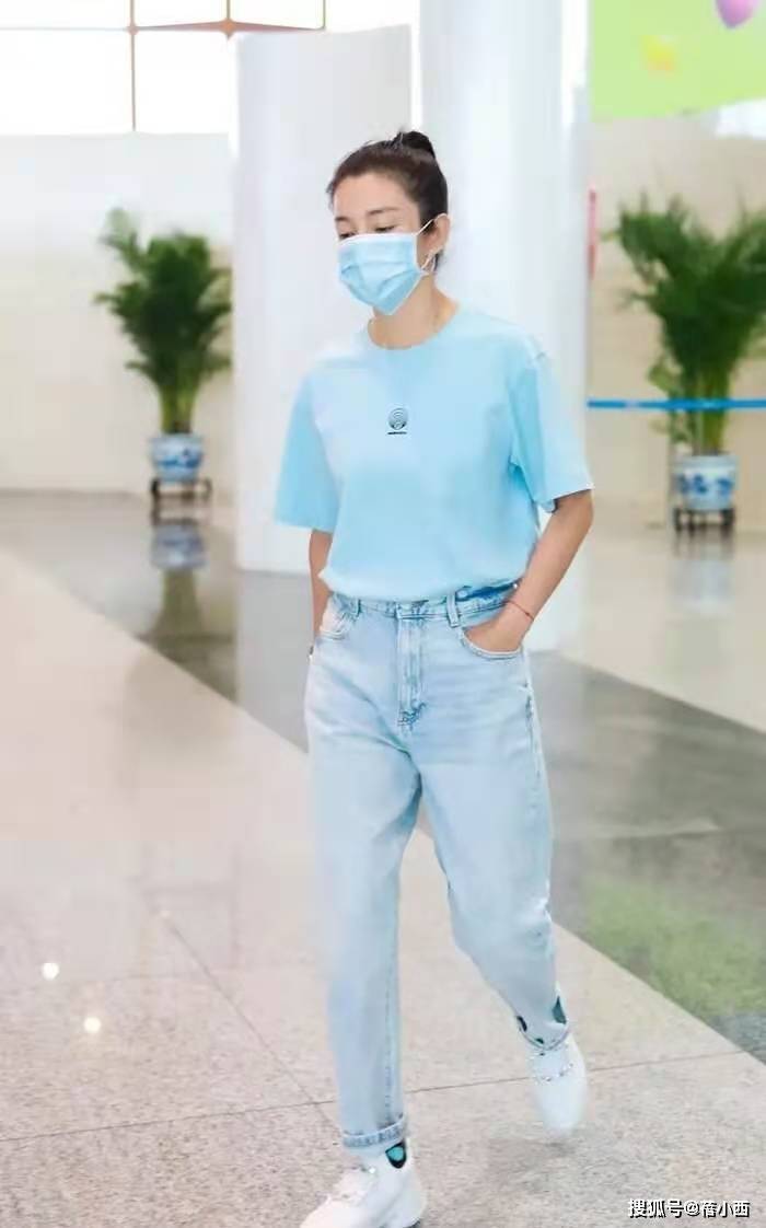 身材 李冰冰真会“扮嫩”，穿T恤配牛仔裤走机场，哪像奔五的年纪？