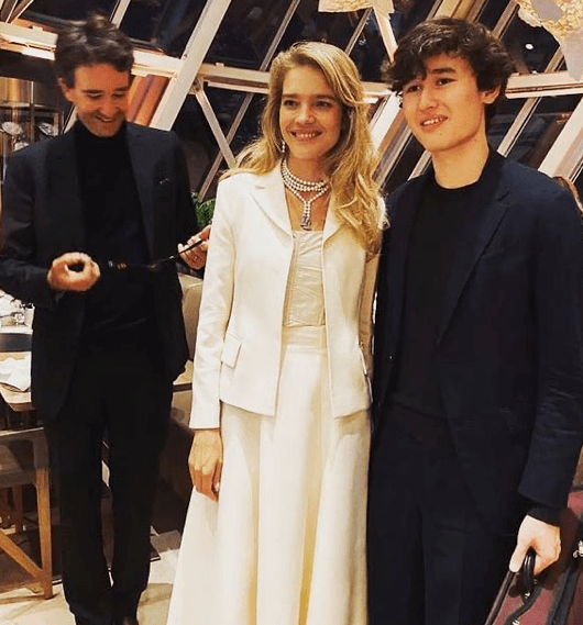 身材 LV太子爷夫妇甜蜜营业！水果娜白衣+白裙亮成一道光，不像当妈的