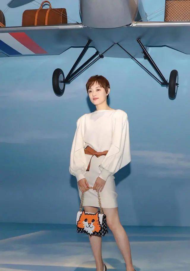 俏丽 孙俪穿白色连衣裙都出彩,优雅大气灵动俏丽,有品位就是不一样