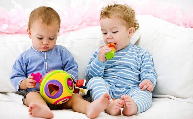 一起长大的姐弟俩 一个强势一个懦弱 决定孩子性格的到底是什么 认同