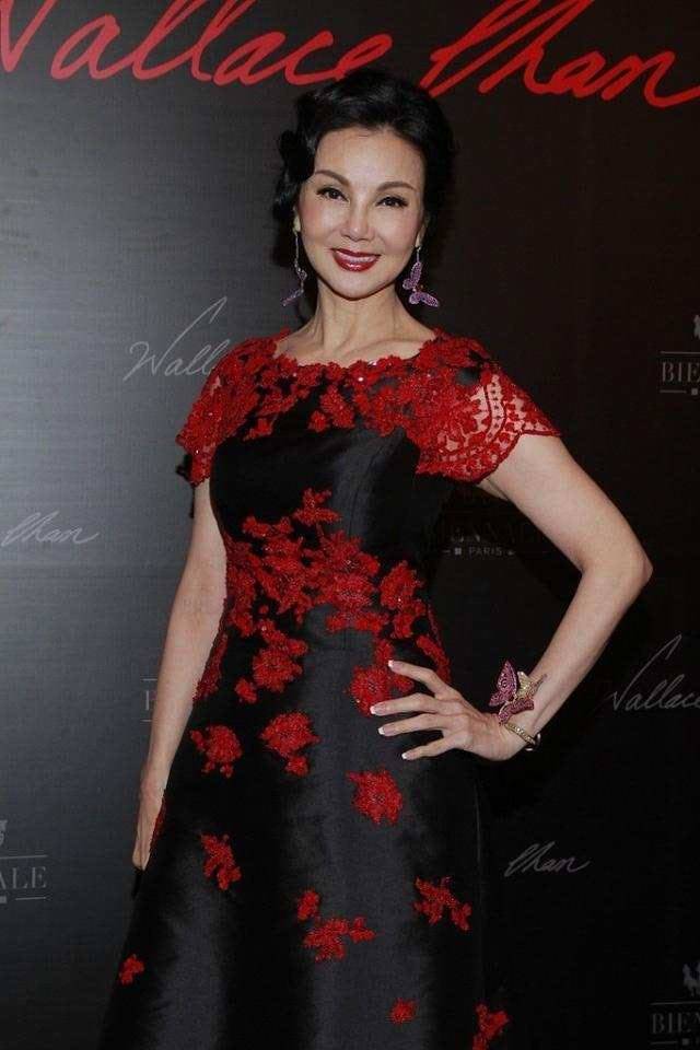 刺绣 谢玲玲老了更精致，穿刺绣连衣裙优雅高级，离开豪门仍有贵妇范