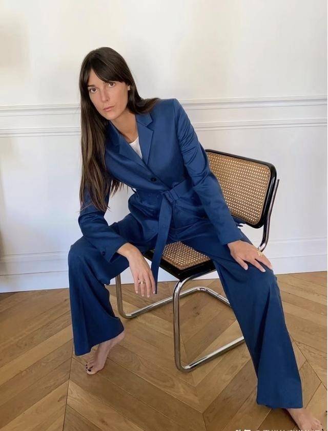 面料最近火了一条裤子，叫：“马蹄裤”，显高显瘦又百搭，时髦感爆棚