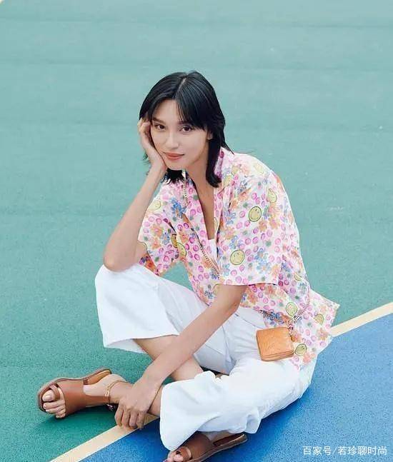 服装 梅艳芳扮演者王丹妮，穿裤子有复古范，气场看着真大气