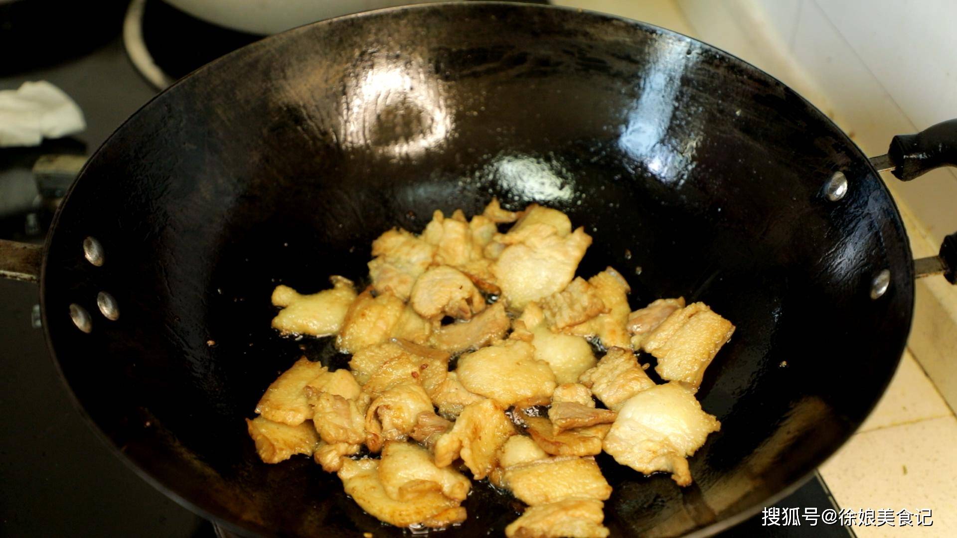 做法|做农家小炒肉，先炒辣椒还是先炒肉？大厨教你正确做法，香辣下饭