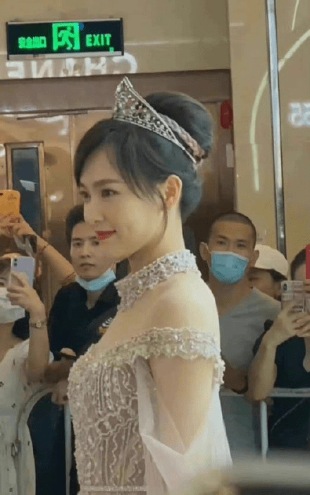 邓伦 众星周末营业状态PK！唐嫣仙贵、李沁鬼马，邓伦和王俊凯谁圈粉？