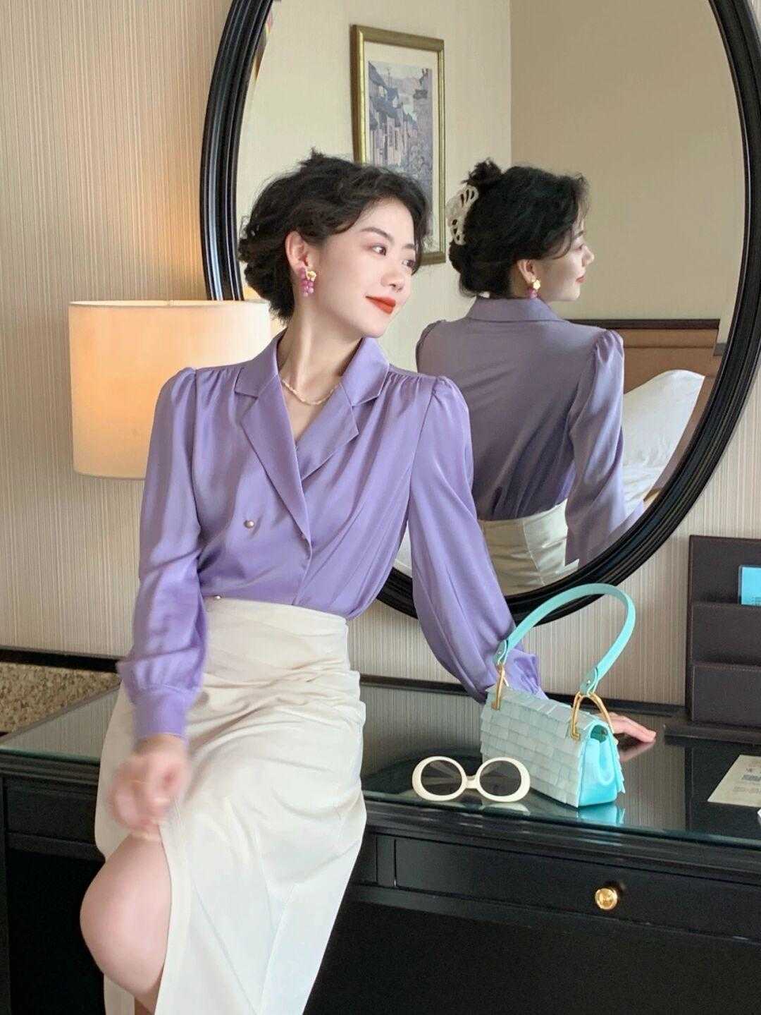 颜色 衬衫怎样搭复古又显气质？紫色衬衫搭配半身裙，时髦精致还温柔