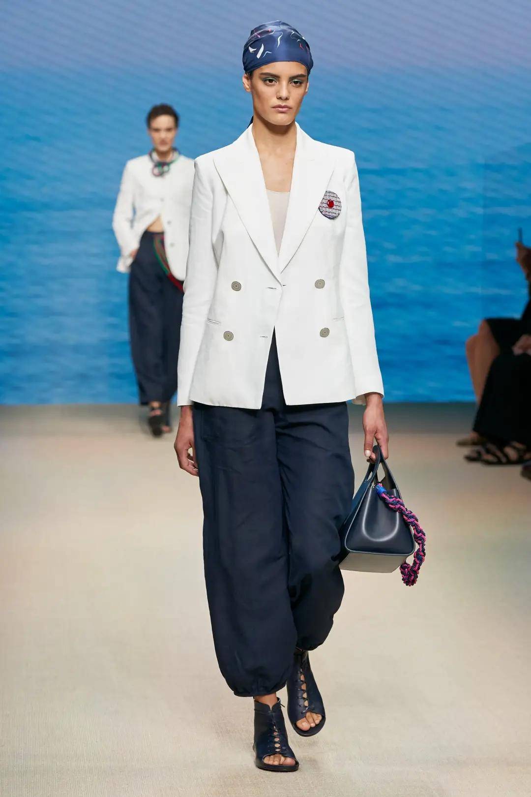 Armani 41岁创业，Armani用46年建成了这个举世无双的时尚帝国