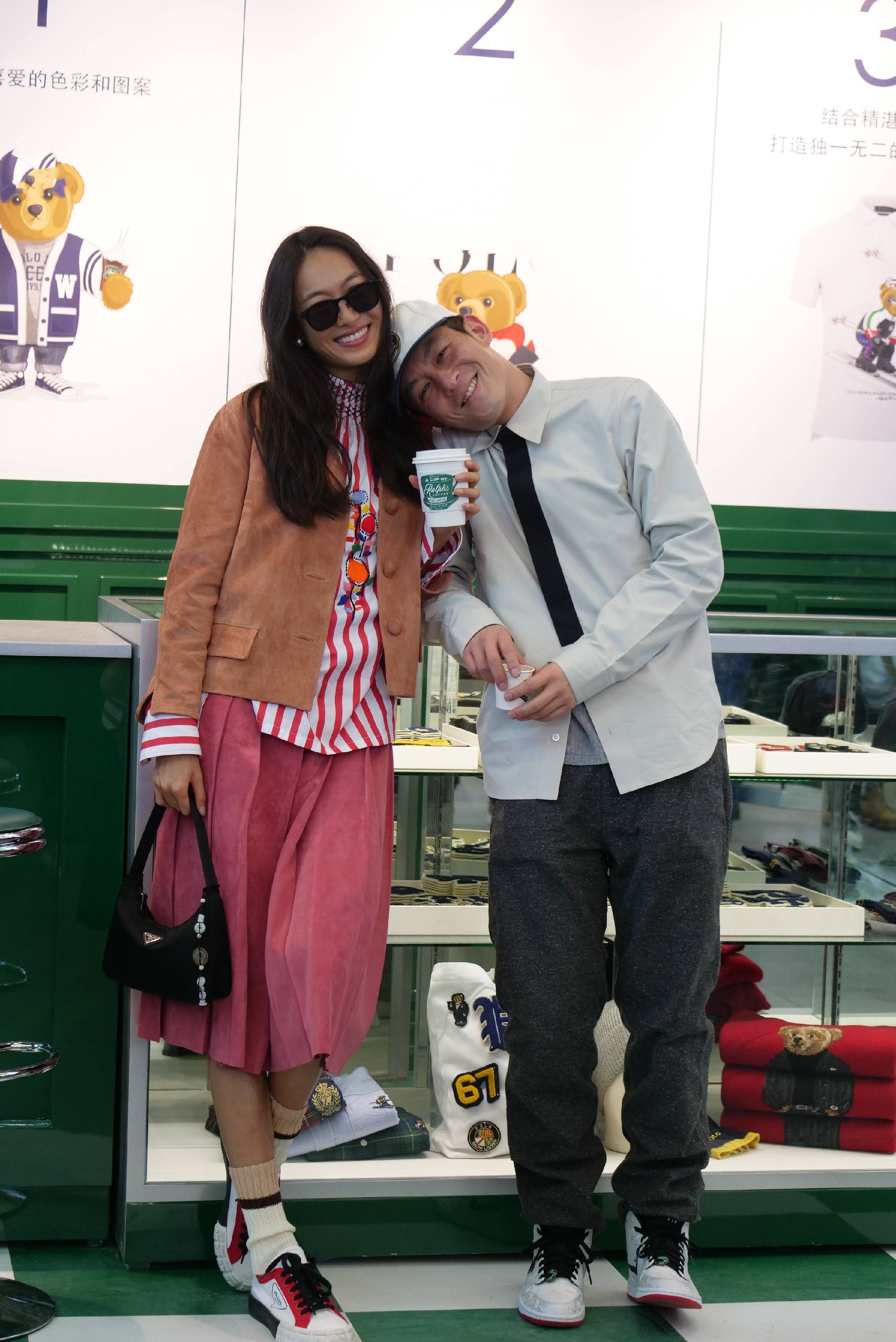 Alaia陈冠希晒温馨全家福，怀抱4岁女儿显吃力，Alaia大长腿出众随妈妈