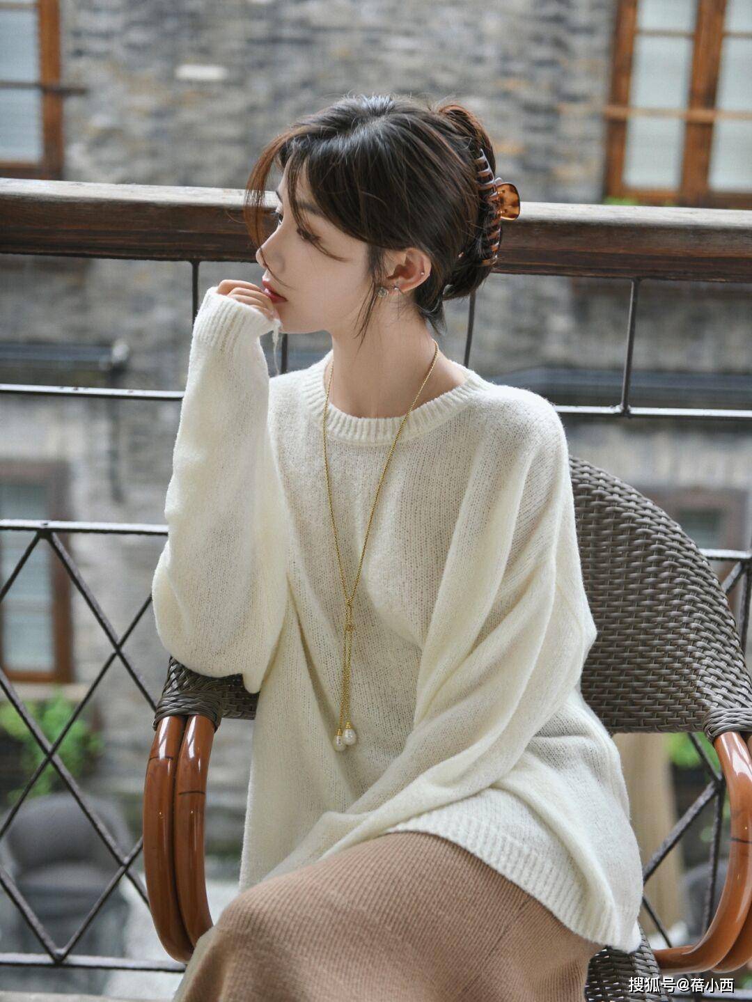 上装 真正懂时尚的女人，秋季穿搭首选“大地色”衣服，知性优雅又高级