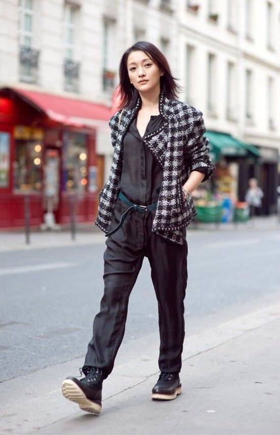 线条美 周迅盘奶奶头出席活动,休闲衫配自行车裤,生图又瘦又美太抗打