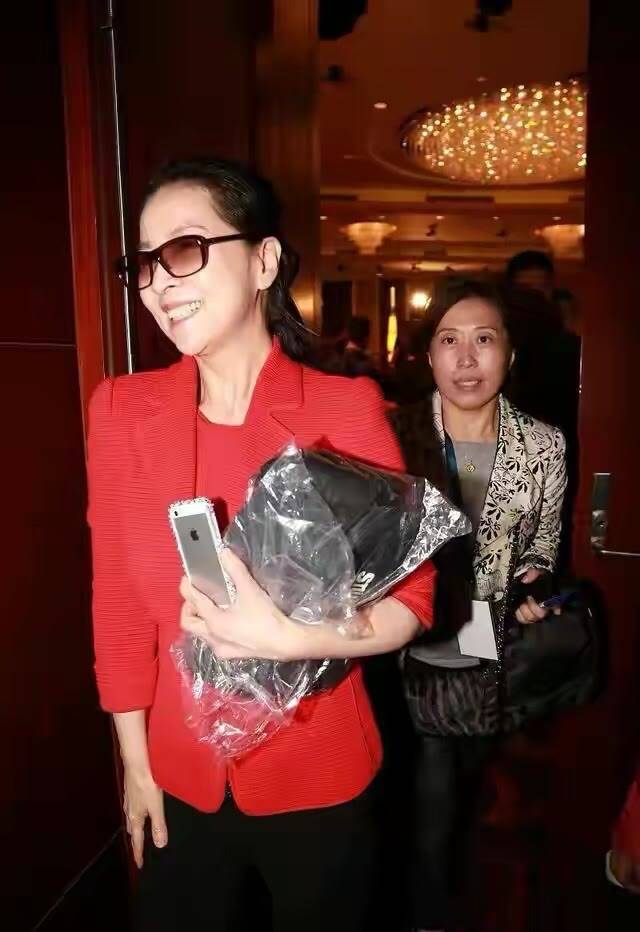 身材 林凤娇保养得真好，穿小香风配牛仔裤优雅端庄，一看就是贤妻良母