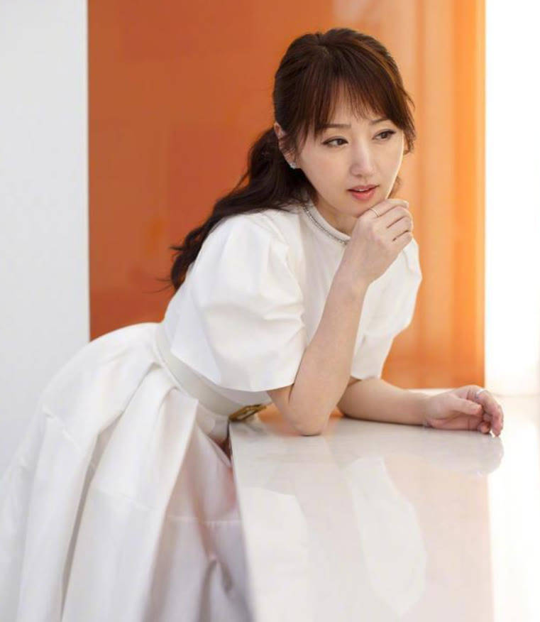 颜色 50岁杨钰莹不肯优雅老去，还穿泡泡袖公主裙扮少女，气质确实不错