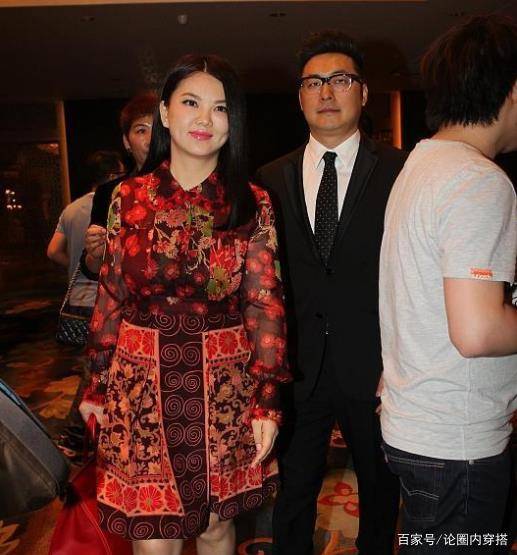 裙子 李湘穿衣太随意了,完全不考虑为自己减龄,一眼就能看出真实年龄