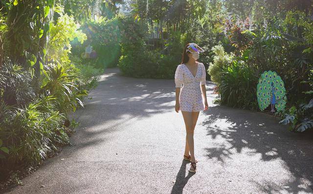 生活 范文芳罕晒生活近照！年过半百穿小黑裙，踩过膝靴打扮像篮球宝贝