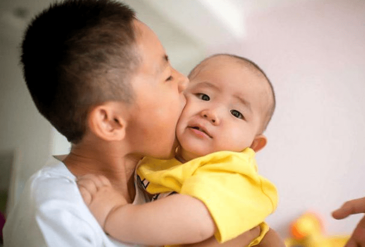 因为|为啥二胎家庭中，宝爸通常更喜欢老二？并非“偏心”原因反而暖心