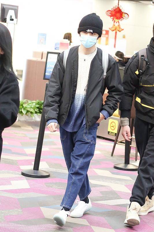 张新成 张新成米色毛衣配眼镜,宛如“温柔学长”,微微一笑真挺撩人