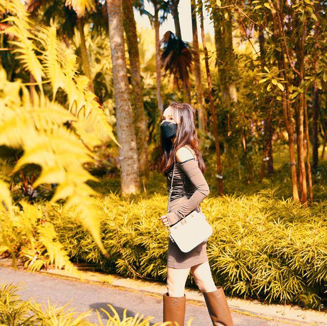 生活 范文芳罕晒生活近照！年过半百穿小黑裙，踩过膝靴打扮像篮球宝贝