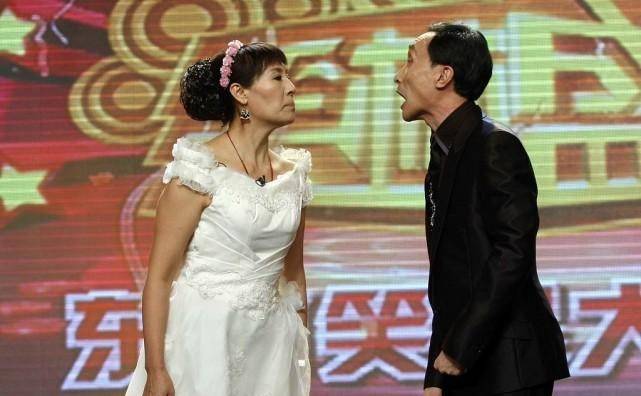 感觉 巩汉林妻子长相虽然挺普通，但穿上高级的衣服，感觉挺有气质的