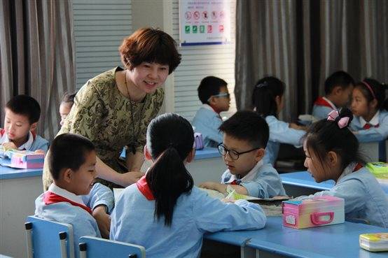 因为|女教师生二胎，不料被全班家长联名举报，列出一长串“迷惑罪状”