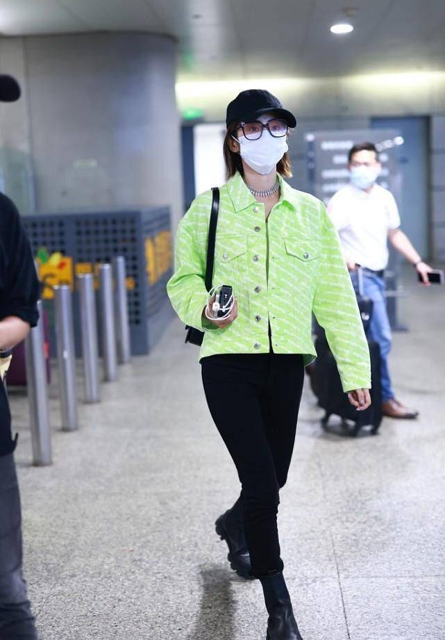 设计 唐艺昕真不像当妈的人,穿荧光色夹克配窄腿裤,看身材还似学生妹