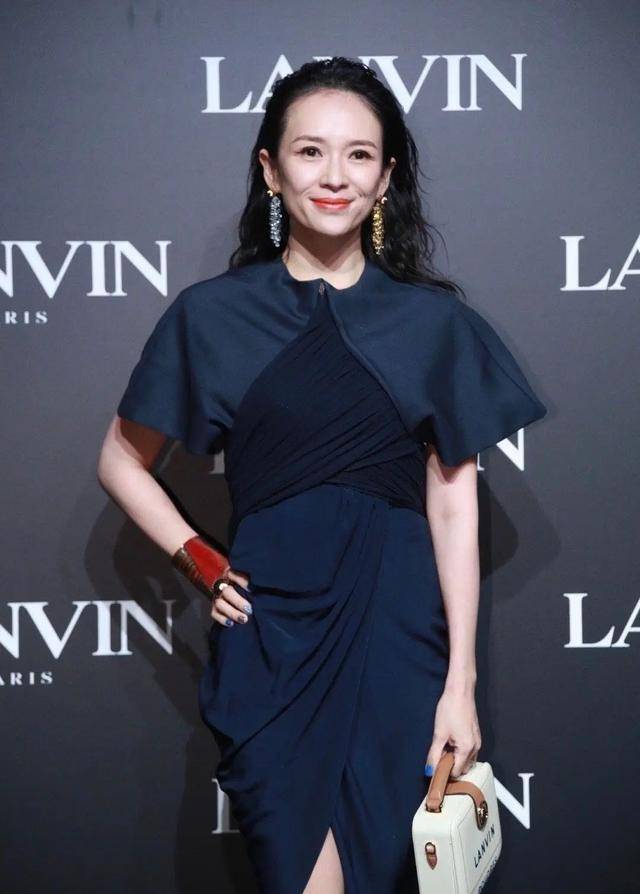 关键 章子怡换新发型变化大不敢认！成导演坐C位派头足，穿开衫好温柔