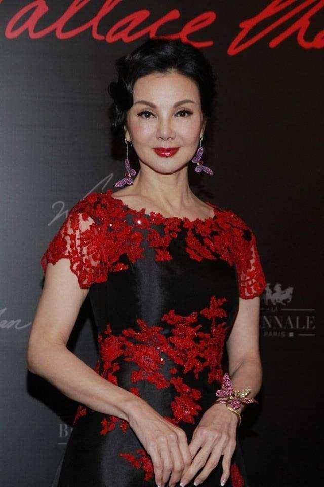 刺绣 谢玲玲老了更精致，穿刺绣连衣裙优雅高级，离开豪门仍有贵妇范