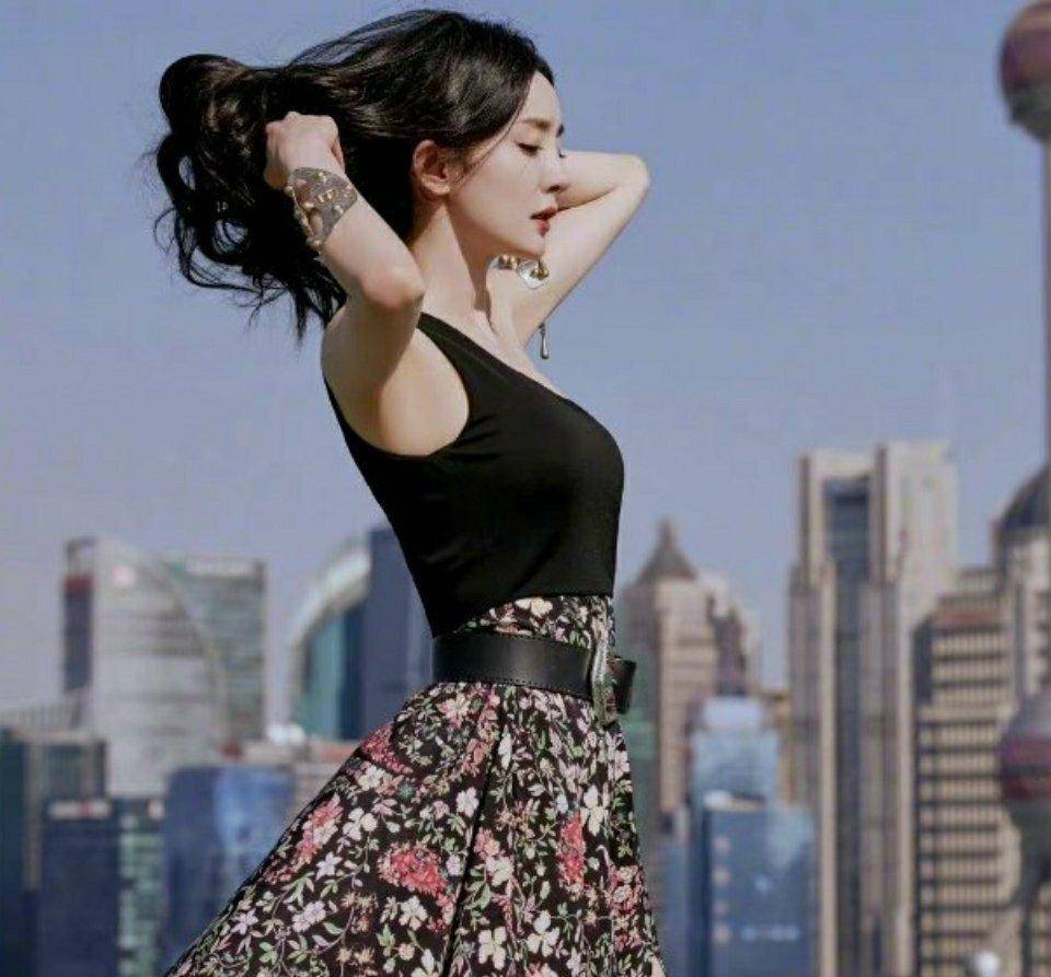 棕色 杨幂晚秋穿搭，长款涂鸦针织衫搭配束腰白T恤，全是穿搭小心机