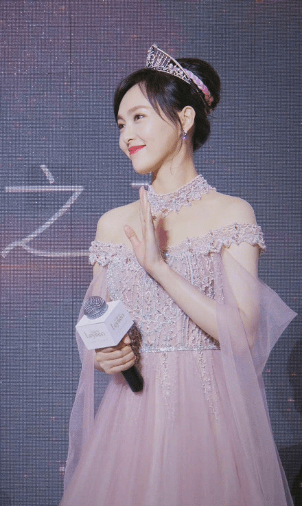 邓伦 众星周末营业状态PK！唐嫣仙贵、李沁鬼马，邓伦和王俊凯谁圈粉？