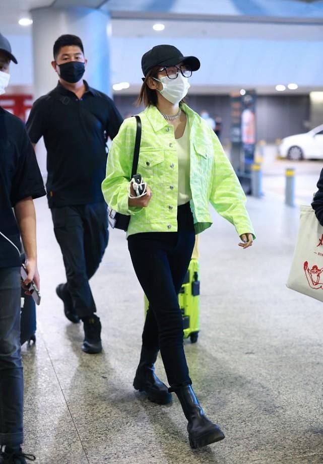 设计 唐艺昕真不像当妈的人,穿荧光色夹克配窄腿裤,看身材还似学生妹