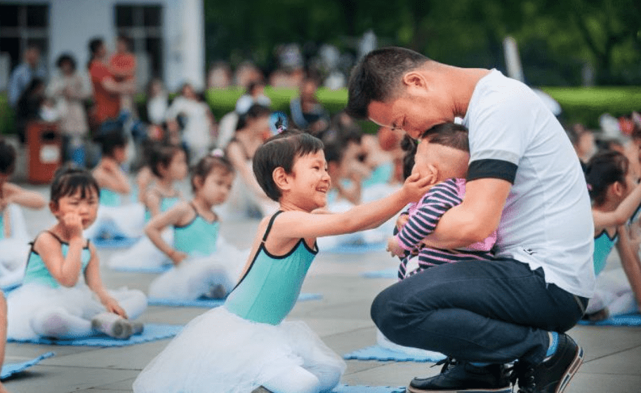 因为|为啥二胎家庭中，宝爸通常更喜欢老二？并非“偏心”原因反而暖心